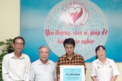 Trao hơn 93 triệu đồng hỗ trợ em Lương Hảo Thi&ecirc;n điều trị bệnh hiểm ngh&egrave;o