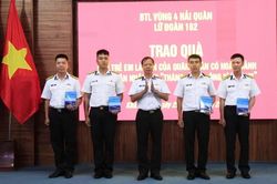 Lữ đoàn 162 trao quà cho con quân nhân có hoàn cảnh khó khăn