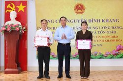 Bộ trưởng Bộ Dân tộc và Tôn giáo Nguyễn Đình Khang thăm, tặng quà tại xã Cam Hiệp