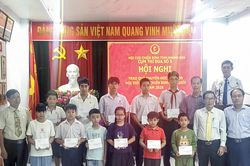 Cụm thi đua số 5 Hội Cựu chiến binh tỉnh Kh&aacute;nh H&ograve;a trao qu&agrave; khuyến học cho con hội vi&ecirc;n