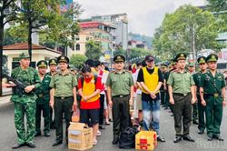 Lào Cai: Bàn giao 19 đối tượng Trung Quốc lập 'đại bản doanh' lừa đảo trực tuyến