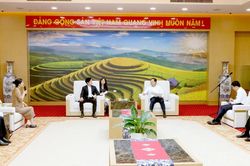 B&iacute; thư Tỉnh ủy Dương Quốc Huy tiếp x&atilde; giao Đo&agrave;n c&ocirc;ng t&aacute;c C&ocirc;ng ty TNHH Hương Gia Vị Sơn H&agrave;