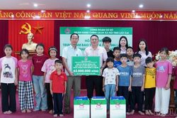 Công đoàn Ngân hàng Chính sách xã hội tỉnh trao quà cho trẻ em tại Trung tâm Công tác xã hội và Bảo trợ xã hội tỉnh
