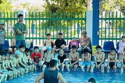 Dạy bơi miễn phí cho thiếu nhi có hoàn cảnh khó khăn