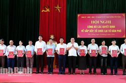Phường Yên Thắng công bố các quyết định về sắp xếp lại tổ dân phố