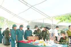 Lấy mẫu h&agrave;i cốt liệt sĩ tại Nghĩa trang liệt sĩ x&atilde; Cẩm Kh&ecirc;