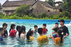 Thầy giáo dạy bơi của trẻ em vùng Cùa