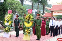 Dâng hoa, dâng hương tưởng niệm các Anh hùng liệt sĩ tại Nghĩa trang liệt sĩ phường Mộc Châu