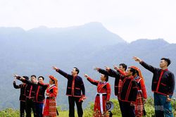 Người P&agrave; Thẻn giữ m&agrave;u xanh rừng đầu nguồn My Bắc