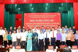 Bí thư Tỉnh ủy Hầu A Lềnh dự lễ công bố nghị quyết, quyết định sắp xếp, tổ chức lại thôn, tổ dân phố trên địa bàn phường Mỹ Lâm và An Tường