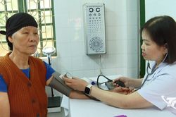 B&aacute;c sĩ biệt ph&aacute;i 'chia lửa' c&ugrave;ng y tế cơ sở