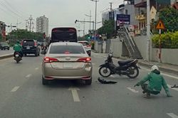 Mất tập trung, nam thanh niên lái xe máy tông thẳng ô tô