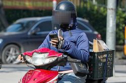 H&agrave; Nội: Loạt t&agrave;i xế d&ugrave;ng điện thoại khi đi xe m&aacute;y, bất chấp nguy hiểm r&igrave;nh rập