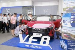 SUV điện VinFast VF 8 thế hệ mới chinh phục các gia đình mê xê dịch