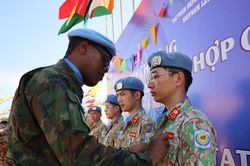 Trao Huy chương G&igrave;n giữ h&ograve;a b&igrave;nh cho qu&acirc;n nh&acirc;n Bệnh viện D&atilde; chiến cấp 2 số 7