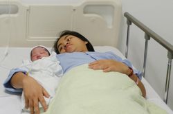 Em b&eacute; đầu ti&ecirc;n ch&agrave;o đời tại Bệnh viện Bạch Mai cơ sở Ninh B&igrave;nh nặng 3,9kg
