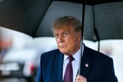&Ocirc;ng Trump tuy&ecirc;n bố Mỹ - Iran nối lại đ&agrave;m ph&aacute;n sau giao tranh