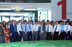 Đ&ocirc;ng đảo người d&acirc;n đến tham quan Quy hoạch Thủ đ&ocirc; tầm nh&igrave;n 100 năm