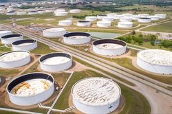 Gi&aacute; dầu tăng sau c&aacute;c cuộc tấn c&ocirc;ng mới giữa Mỹ - Iran