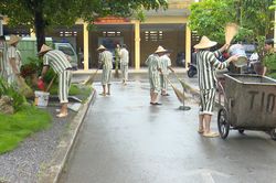Một th&aacute;ng phạm nh&acirc;n được gọi video về nh&agrave; mười ph&uacute;t