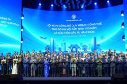 Hà Nội trao quyết định đầu tư, thu hút nguồn vốn trong nước và quốc tế