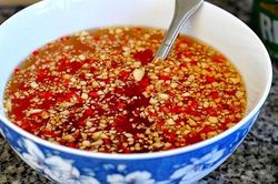 Cách pha nước mắm chua ngọt tỏi ớt nổi 'bồng bềnh'