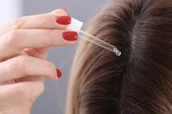 6 thói quen nhiều người mắc mỗi ngày khiến da đầu yếu dần, tóc dễ gãy rụng mà không hay biết