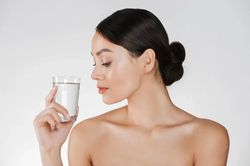 Uống collagen m&atilde;i vẫn kh&ocirc;ng thấy đẹp da? C&oacute; thể bạn đang mắc 5 sai lầm rất nhiều phụ nữ gặp phải