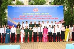 Khai mạc triển lãm ảnh tái hiện hành trình 50 năm Thành phố mang tên Bác