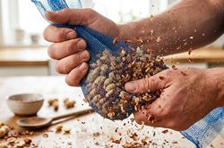 Mẹo bóc vỏ đậu phộng nhanh