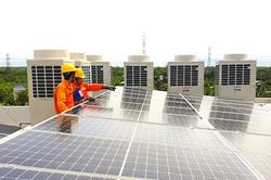 Lắp đặt hệ thống điện mặt trời &aacute;p m&aacute;i: Những biện ph&aacute;p ph&ograve;ng ngừa ch&aacute;y, nổ