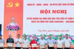 Ứng Thi&ecirc;n biểu dương 42 gia đ&igrave;nh văn h&oacute;a ti&ecirc;u biểu