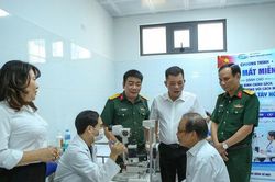 T&acirc;y Hồ kh&aacute;m sức khỏe, tặng qu&agrave; người c&oacute; c&ocirc;ng nh&acirc;n dịp 27-7