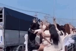 Xử phạt, tịch thu phương tiện của đoàn rước dâu bằng xe 3 bánh trên đường quốc lộ
