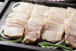 Luộc thịt đừng chỉ cho vào nồi nước rồi đun: Làm đúng 5 bước này, thịt trắng đẹp, mềm ngọt, ăn đến đâu thích đến đó