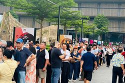 Xếp hàng dài nhận vé vào xem Quy hoạch tổng thể Thủ đô tầm nhìn 100 năm, người dân mong tận mắt thấy tương lai của Hà Nội