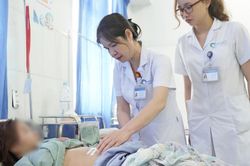 Đau bụng dữ dội khi đi du lịch, cô gái 25 tuổi nhập viện gấp vì khối u buồng trứng xoắn kích thước lớn