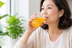 Sau tuổi 50, có cần uống vitamin C mỗi ngày?