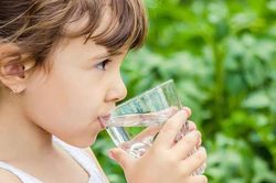 Cách tính lượng nước cần uống trong ngày cho trẻ em cực kỳ dễ nhớ