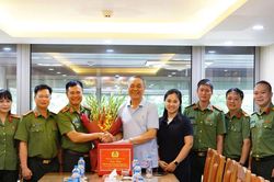 Công an Hà Nội thăm hỏi, tri ân các đồng chí nguyên lãnh đạo Công an Thành phố