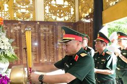 Thượng tướng L&ecirc; Quang Minh kiểm tra quy tập h&agrave;i cốt liệt sĩ tại c&ocirc;ng vi&ecirc;n L&ecirc; Thị Ri&ecirc;ng
