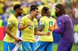 B&aacute;o Brazil thừa nhận Selecao 'sống s&oacute;t' trước Nhật Bản