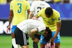 Hành động đẹp của các tuyển thủ Brazil