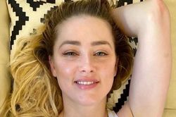 Amber Heard bị bóc mẽ