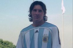 Ảnh chưa từng công bố của Messi năm 18 tuổi