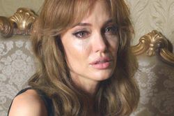 Chia tay Brad Pitt, Angelina Jolie chưa hẹn h&ograve; ai