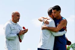 Ronaldo nghẹn ngào tiễn đồng đội cũ rời tuyển Bồ Đào Nha