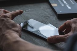 Sai lầm khi dán màn hình điện thoại