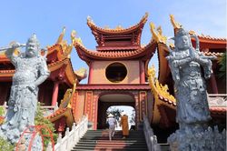 Ch&ugrave;a Bầu &ndash; Cổ tự linh thi&ecirc;ng tr&ecirc;n thế 'đầu rồng'