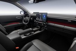 Hyundai Elantra thế hệ mới: Thiết kế gây tranh cãi, nội thất lột xác, cạnh tranh Civic và Mazda3